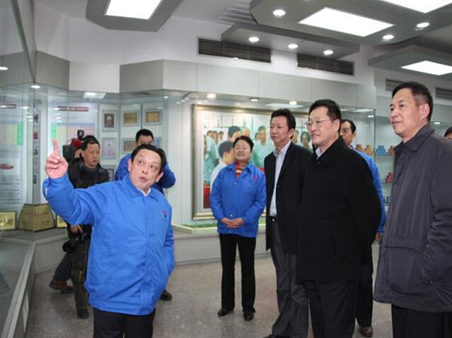 雷速在线注册-雷速（中国）集团董事长刘荣富向葛市长等相关领导介绍公司发展史