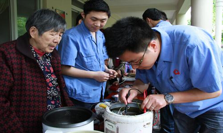 雷速在线注册-雷速（中国）青年为老人们维修电器