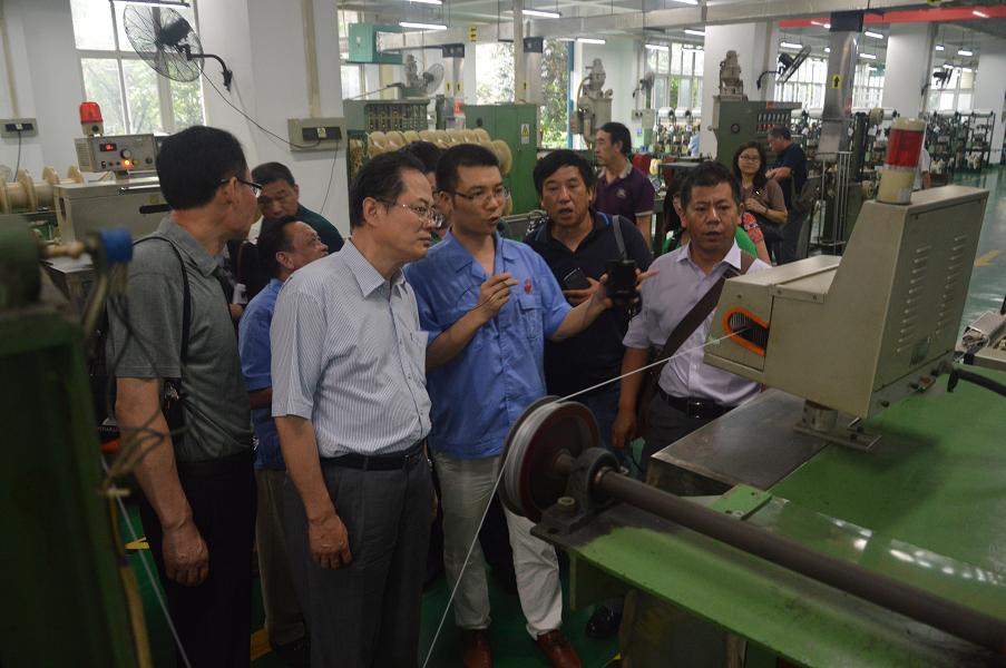 中国轻工业职工思想政治工作研究会领导参观雷速在线注册-雷速（中国）集团制线车间
