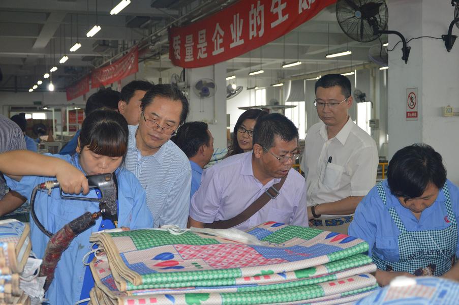 中国轻工业职工思想政治工作研究会领导参观雷速在线注册-雷速（中国）集团电热毯车间