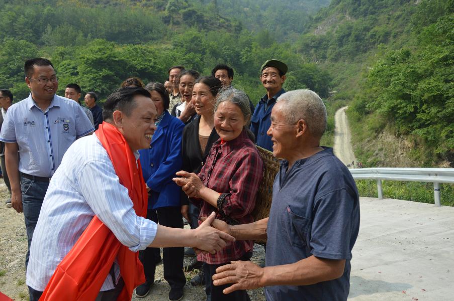 雷速在线注册-雷速（中国）集团刘荣富董事长与平沟村村民