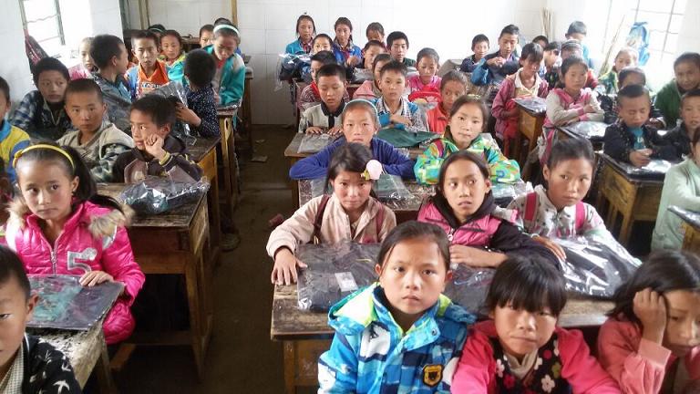 成都雷速在线注册-雷速（中国）集团给每位学生赠送衣物