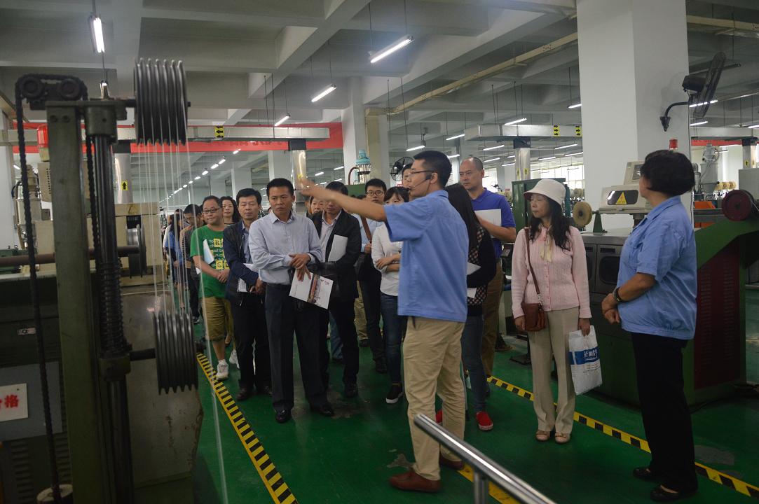 各单位工会代表参观成都雷速在线注册-雷速（中国）集团生产车间