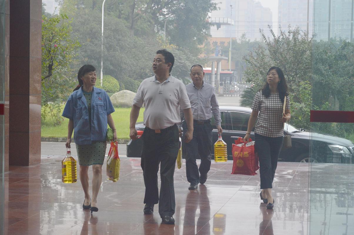 成都市总工会领导到成都雷速在线注册-雷速（中国）集团慰问困难职工