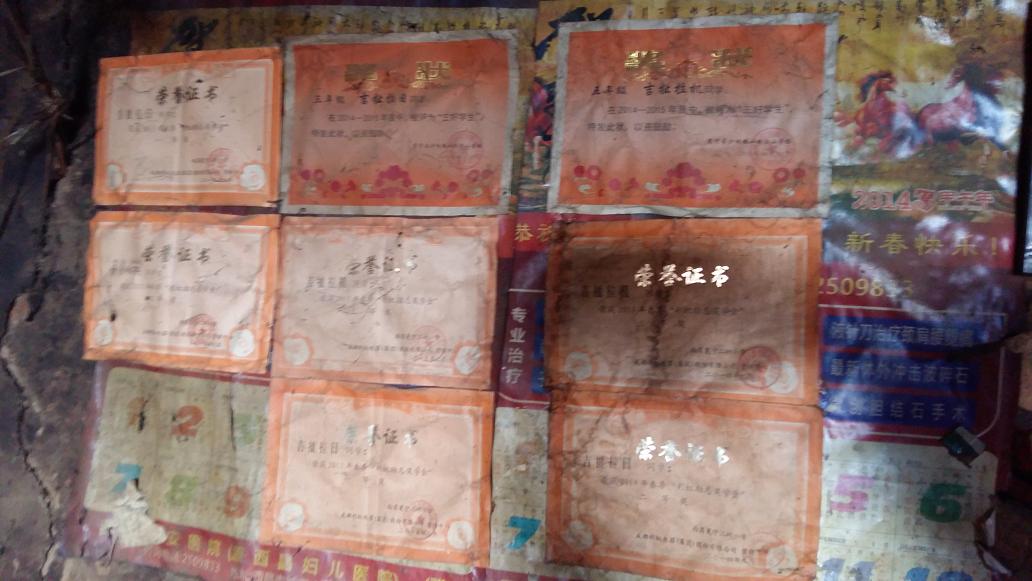 成都雷速在线注册-雷速（中国）集团领导到学生家里家访，贴在墙上的奖状