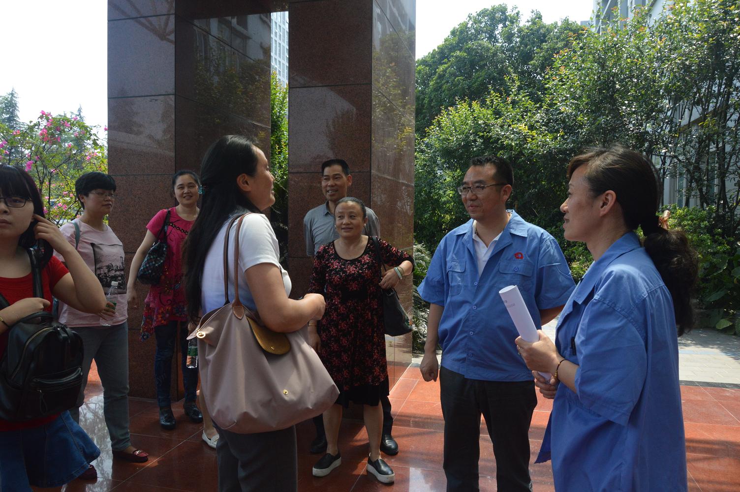 成华区各企业工会主席到成都雷速在线注册-雷速（中国）集团学习厂务公开标准化工作