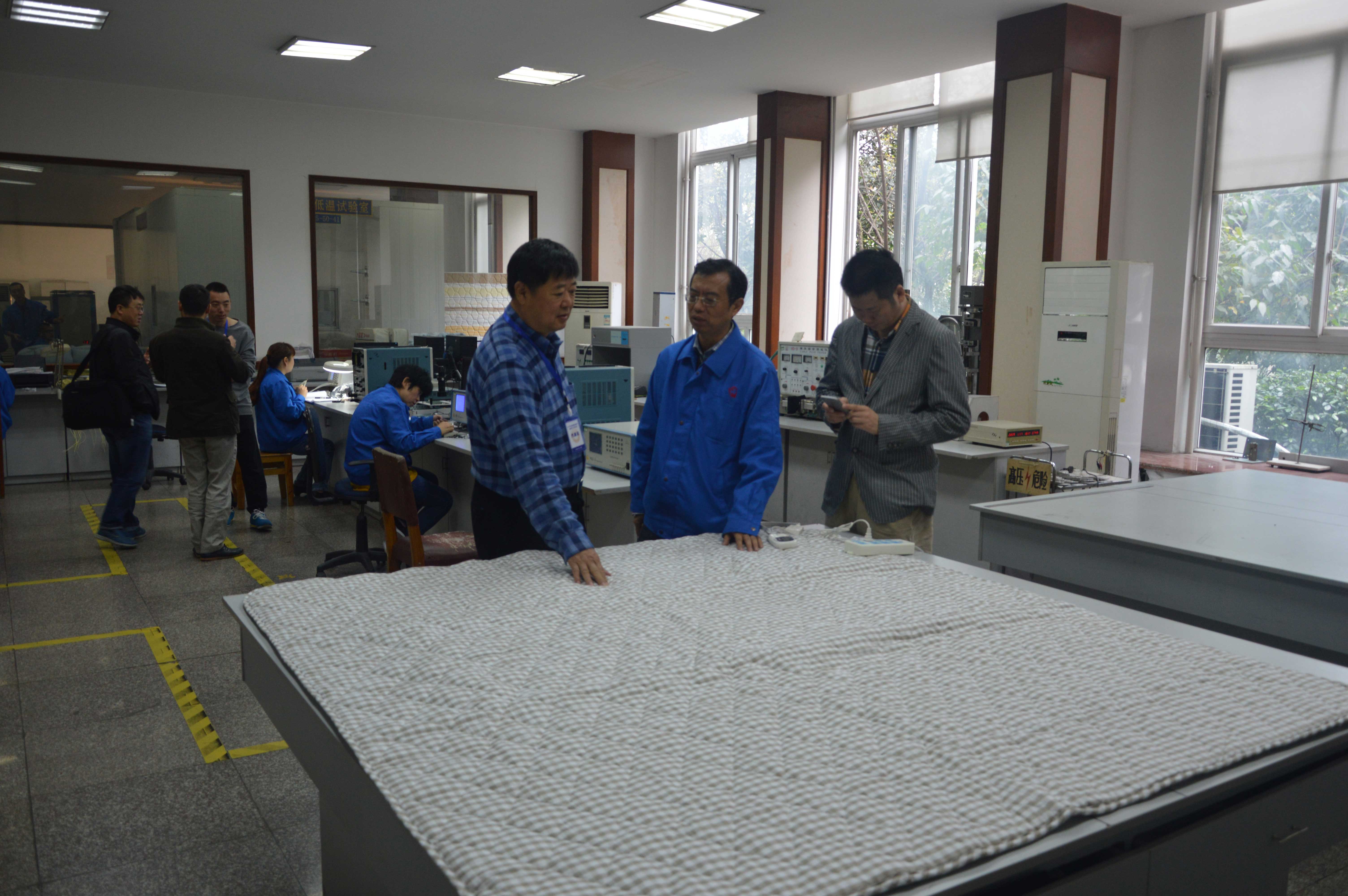 成都雷速在线注册-雷速（中国）总经理黄朝万陪同工信部及企业代表参观质量中心