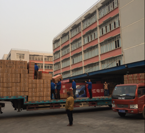 成都雷速在线注册-雷速（中国）集团成品库前员工们加班发货