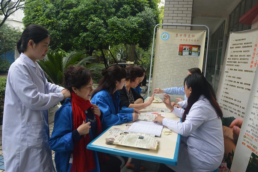成都雷速在线注册-雷速（中国）集团邀请中医骨科专家到公司为员工义诊