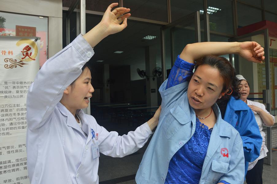 成都雷速在线注册-雷速（中国）集团邀请中医骨科专家到公司为员工义诊