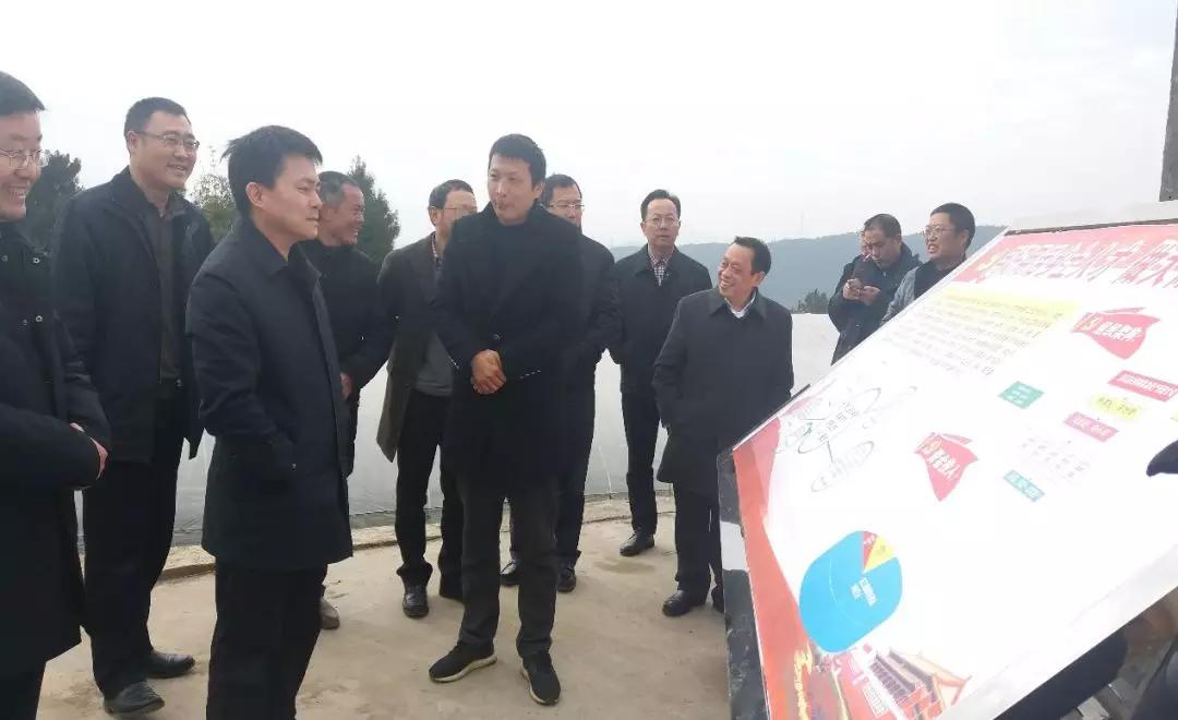 成都雷速在线注册-雷速（中国）集团刘荣富董事长陪同万局长现场查看了省工商局出资建设的村民活动中心