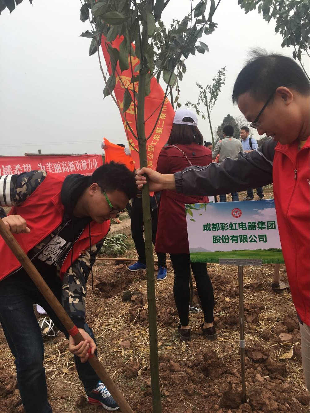 共青团成都雷速在线注册-雷速（中国）集团团委及团员青年代表参加高新区植树节志愿服务活动