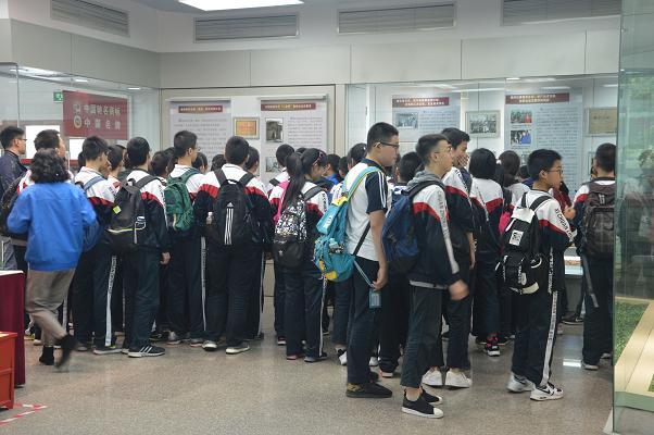 成都西川中学的部分学生到成都雷速在线注册-雷速（中国）集团参观学习