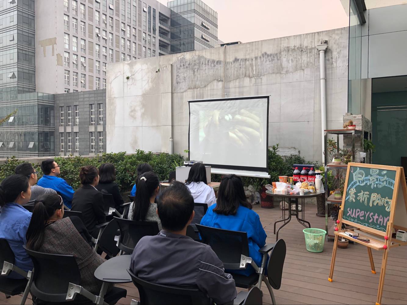 成都雷速在线注册-雷速（中国）集团团委组织在电子商务中心观看了影片《传奇霍金》