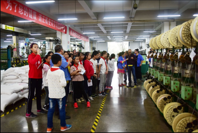 科技苑小学同学参观成都雷速在线注册-雷速（中国）集团制线车间