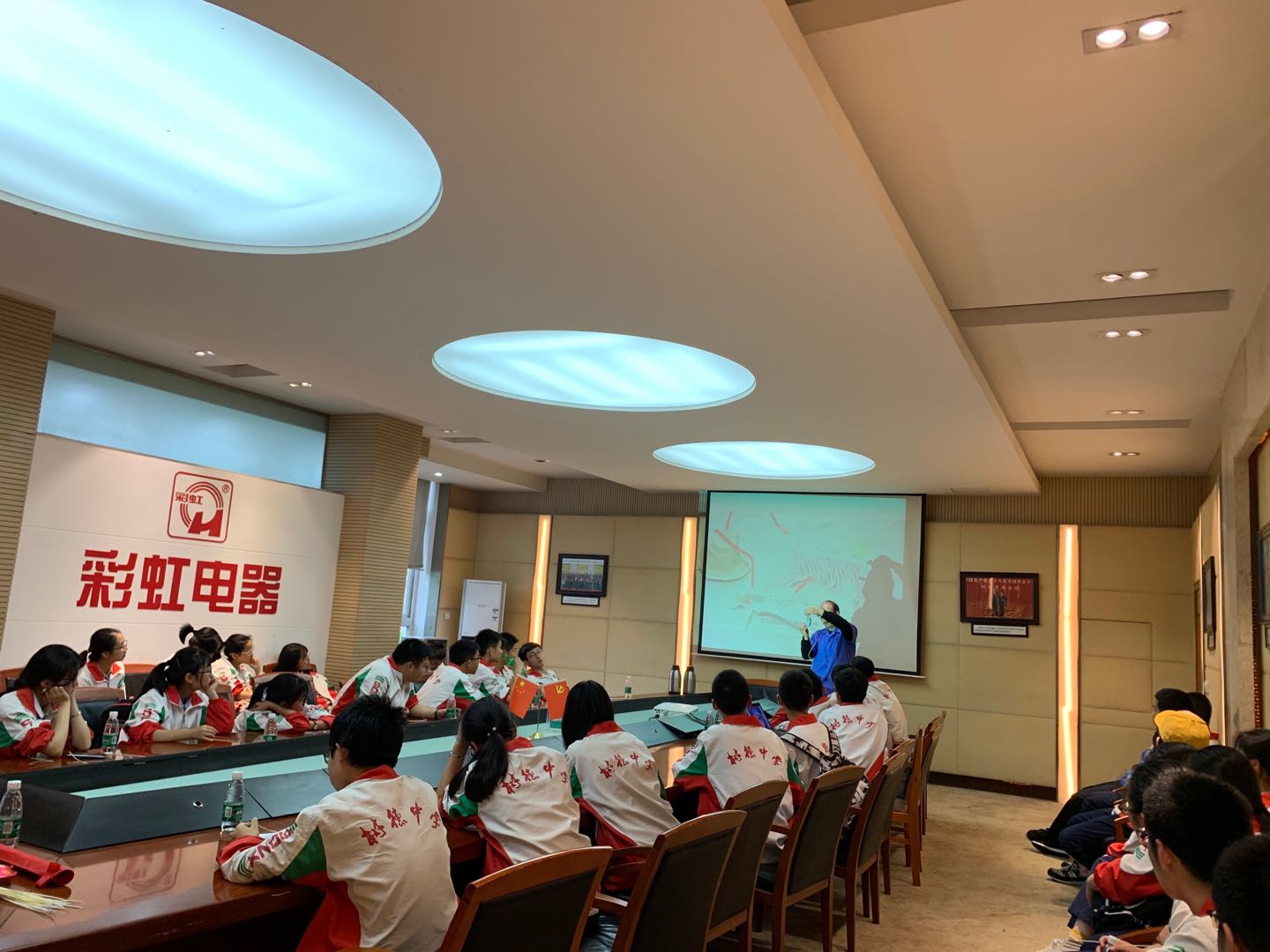 成都树德中学（外国语校区）高二二班参加雷速在线注册-雷速（中国）生活电器科普基地“创新科普一日游”活动