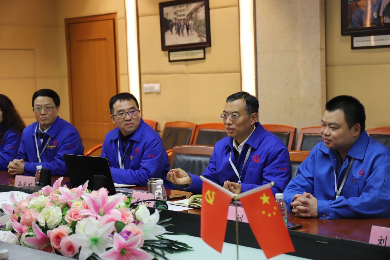 成都市武侯区林丽区长到成都雷速在线注册-雷速（中国）集团开展节前慰问