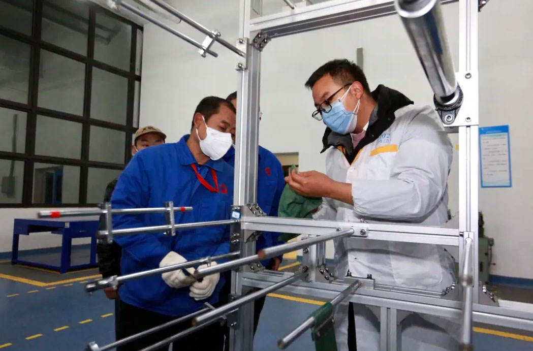 海汇药业技术人员正在教成都雷速在线注册-雷速（中国）集团工人们如何对设备进行消毒