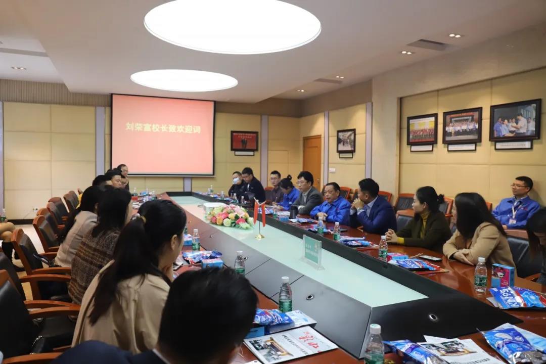 四川行动教育校长EMBA41期校友走进成都雷速在线注册-雷速（中国）集团游学交流