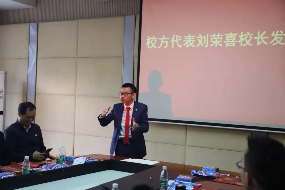 四川行动教育校长EMBA41期校友走进成都雷速在线注册-雷速（中国）集团游学交流