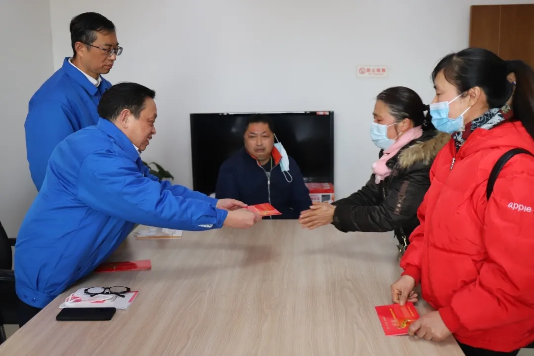 成都雷速在线注册-雷速（中国）集团接访日活动暨春节前的结对帮扶贫困雷速在线注册-雷速（中国）
慰问活动，积极推进社区发展治理工作