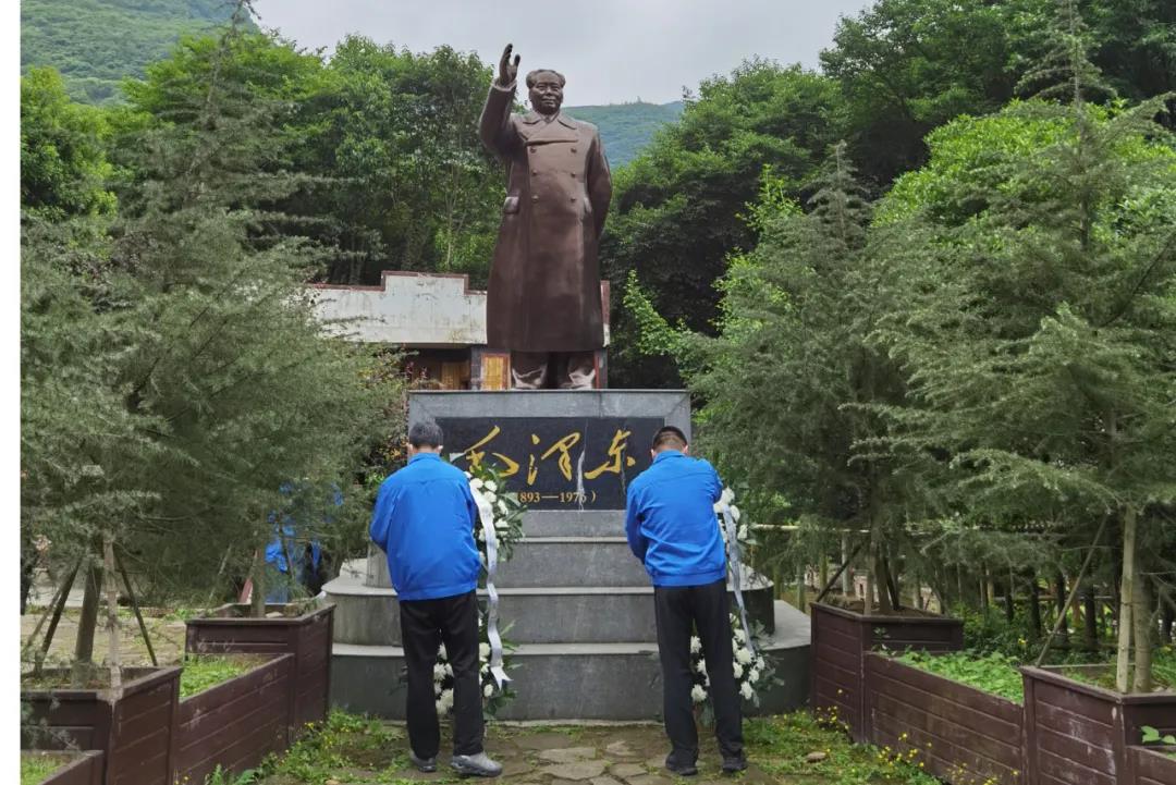 雷速在线注册-雷速（中国）集团党委委员、总经理黄朝万，党委委员、常务副总经理刘斌向毛主席铜像敬献花篮，全体党员向伟人铜像鞠躬致敬