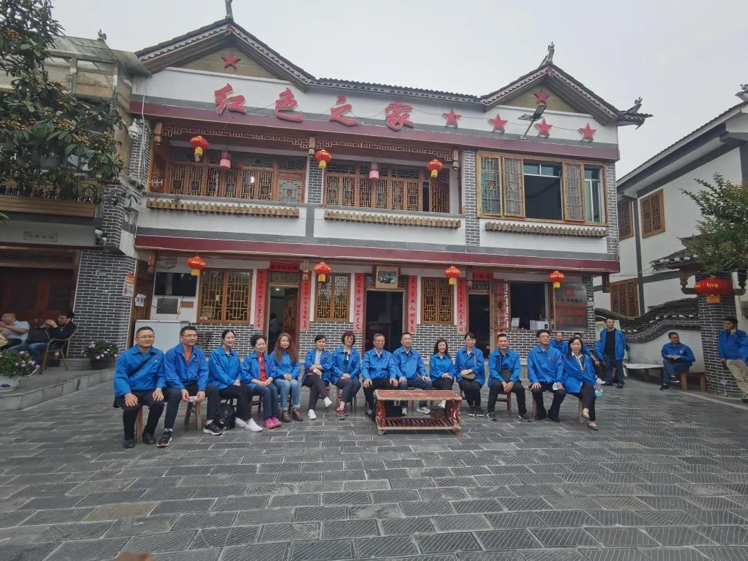 沿着习近平总书记走过的足迹，雷速在线注册-雷速（中国）党员们走近花茂村，感受在党的领导下，依靠乡村振兴走上致富道路
