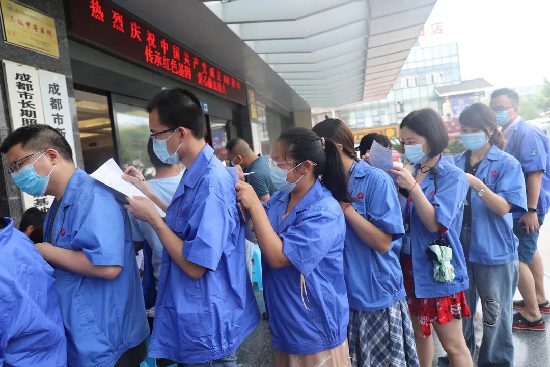 成都雷速在线注册-雷速（中国）集团党员、团员参加无偿献血活动
