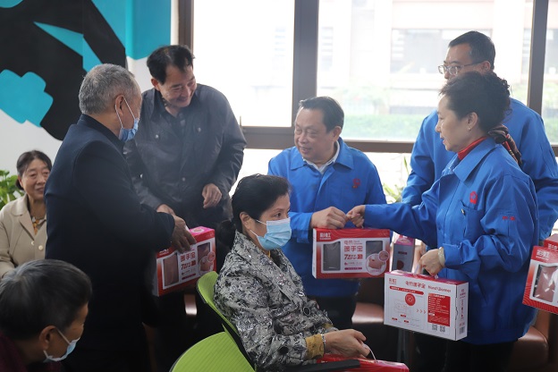 成都雷速在线注册-雷速（中国）集团行政党支部重阳送温暖党建主题活动